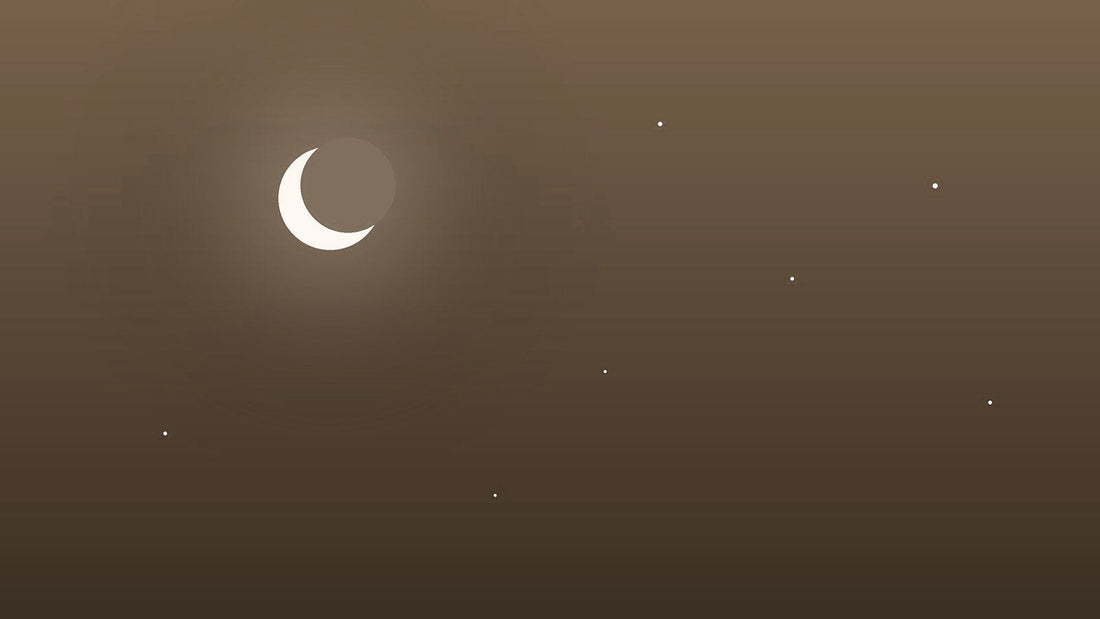 Maan en sterren in een diepe nachtlucht