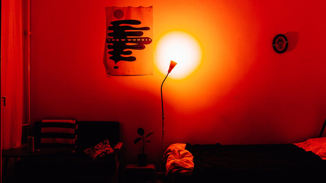 Warme rode lamp in een slaapkamer 's avonds
