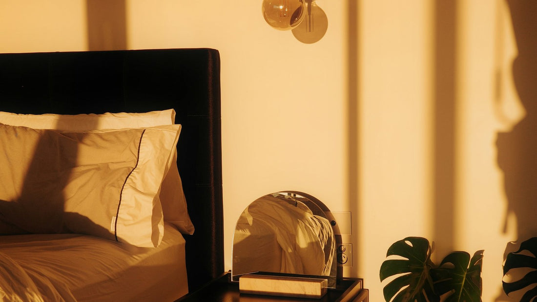 Warm avondlicht in een slaapkamer