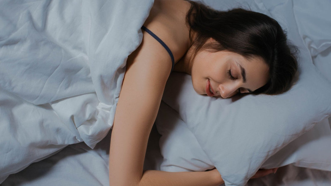 Vrouw slaapt op haar zij