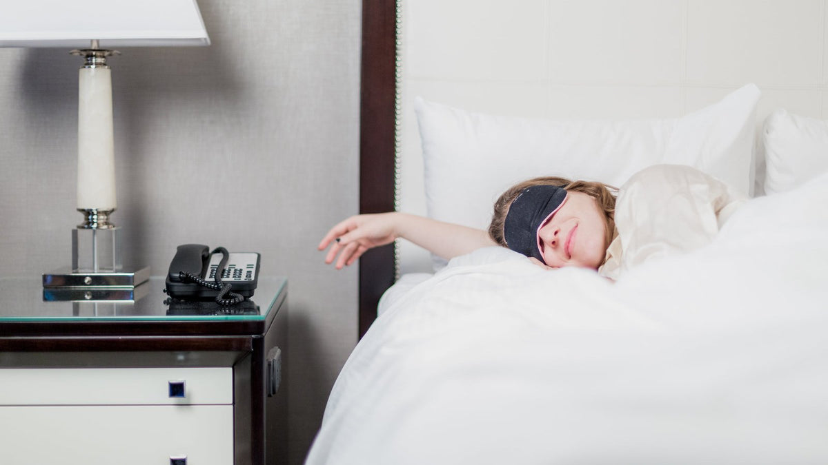 Vrouw die rustig slaapt met een slaapmasker op