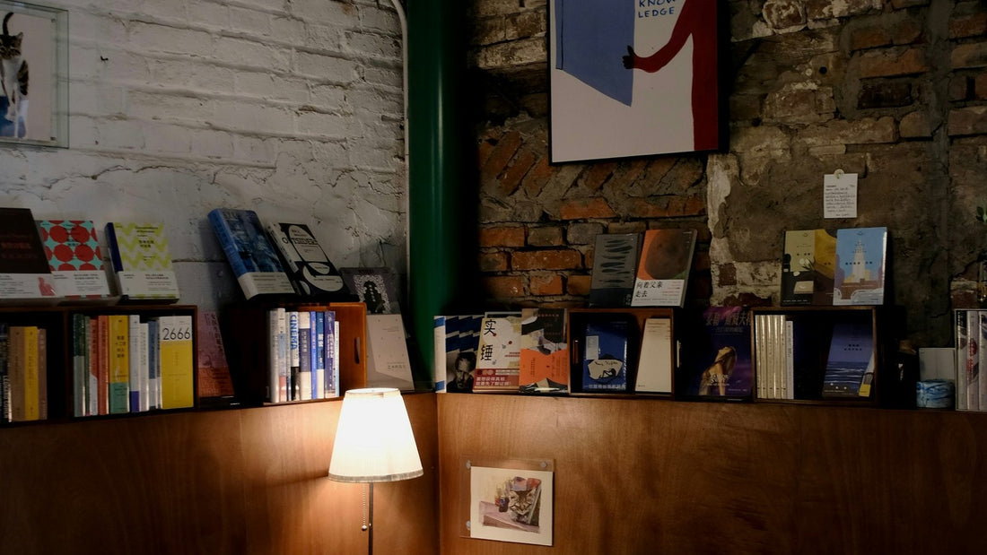 Gezellige leeshoek met lamp en boeken