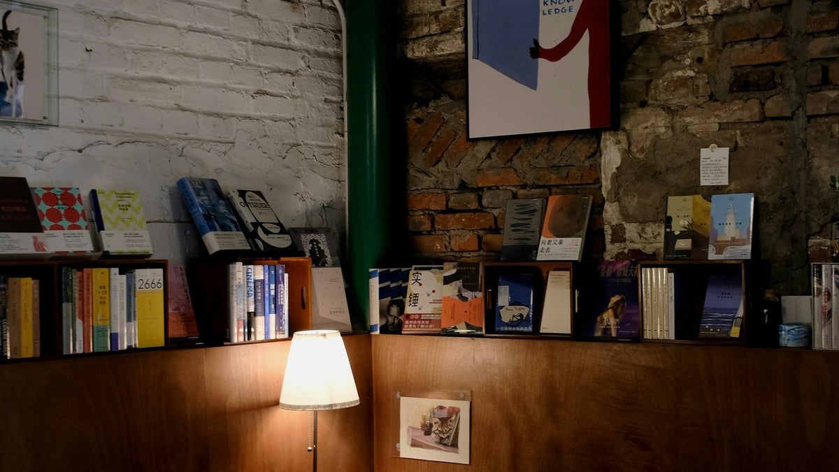 Gezellige leeshoek met lamp en boeken