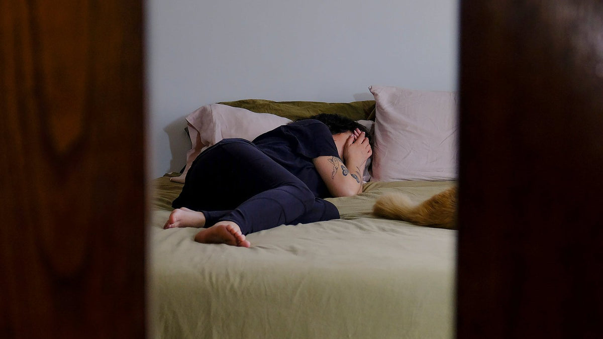 Iemand die diep slaapt in een donkere kamer