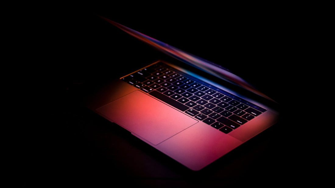 Laptop die oplicht in een donkere kamer