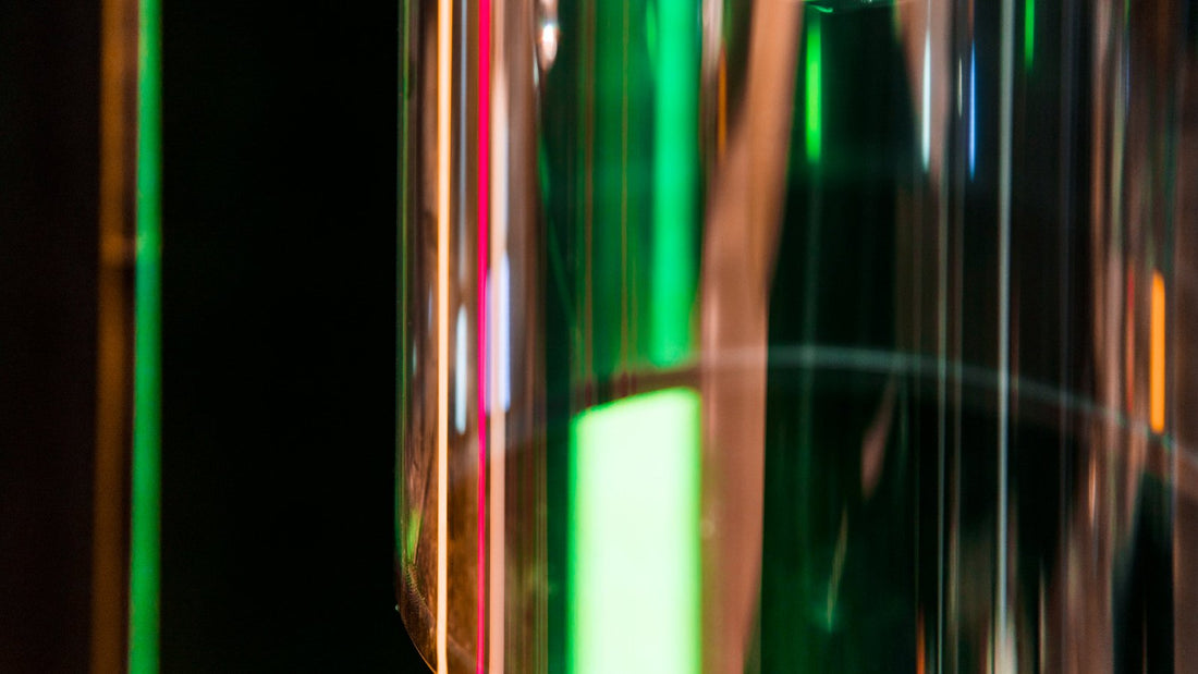 Kleurrijk licht weerkaatst door glas