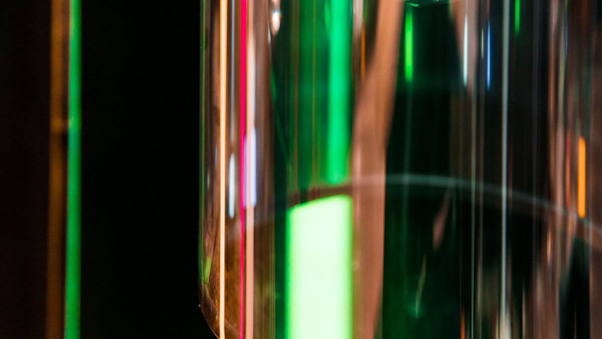 Kleurrijk licht weerkaatst door glas