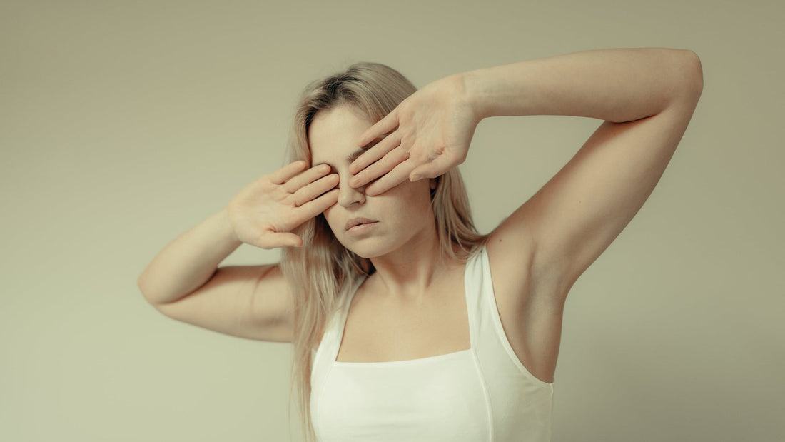 Vrouw die met haar handen in haar ogen wrijft