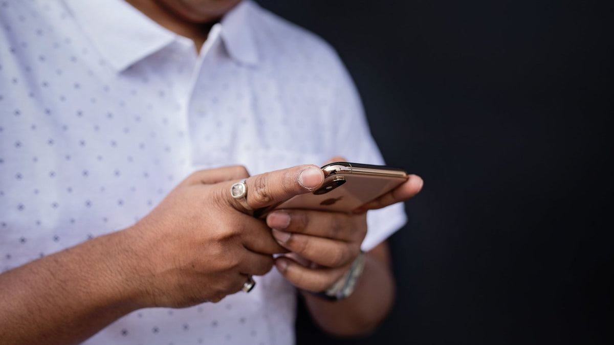 Handen houden een telefoon vast