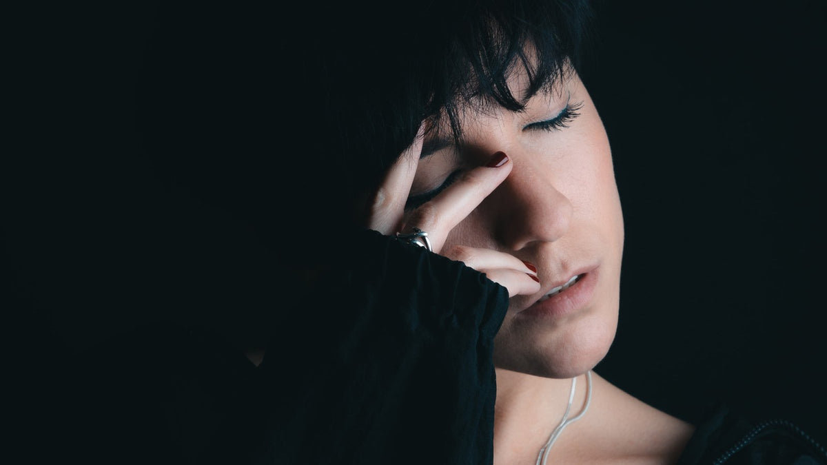 Donker portret van vrouw met gesloten ogen