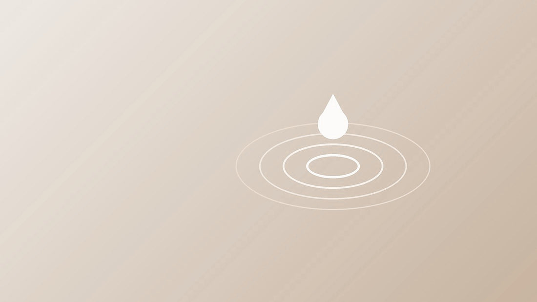 Druppel lavendelwater met rimpelingen