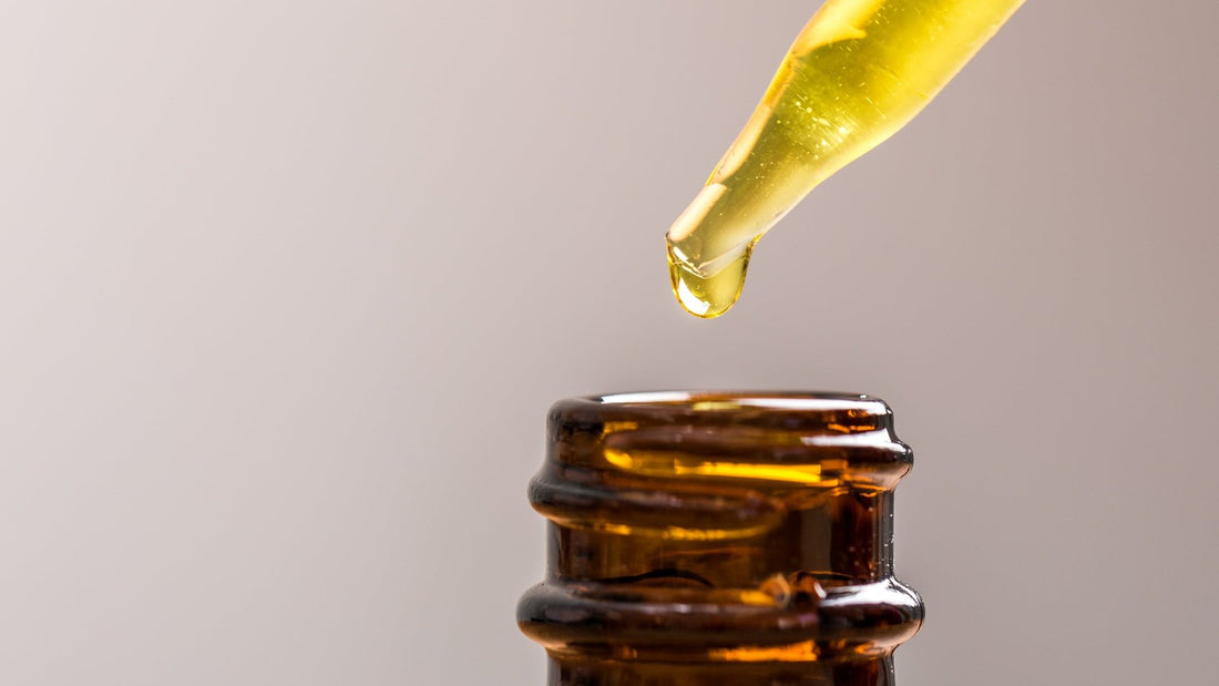 Olie druppelt in een amberkleurig flesje