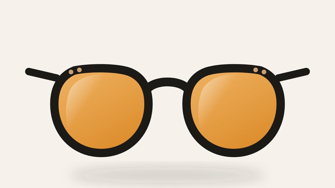 De Fjølea Måne, een oranje avondbril met donkeroranje glazen, op een beige achtergrond