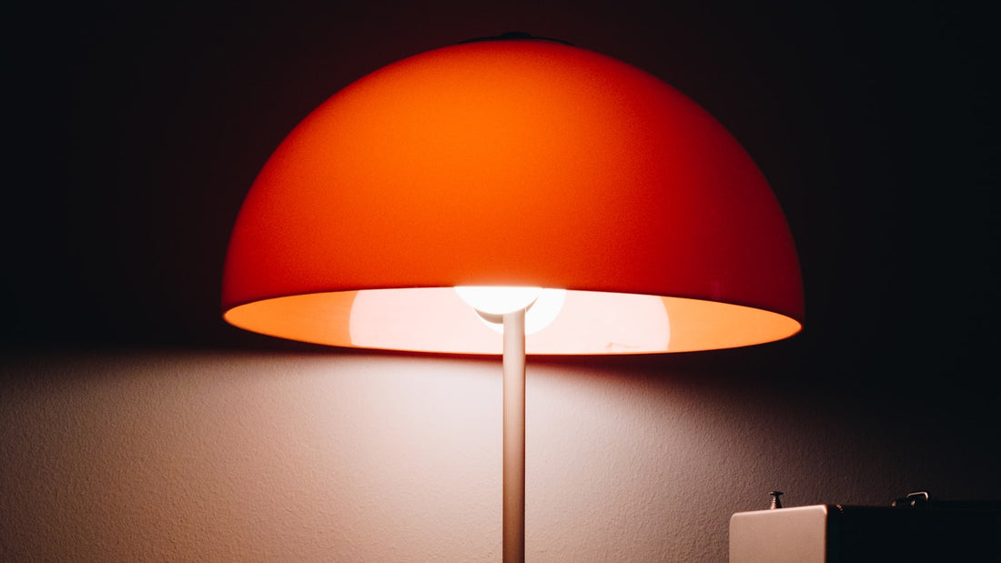 Rood nachtlampje dat zacht licht geeft in een donkere slaapkamer