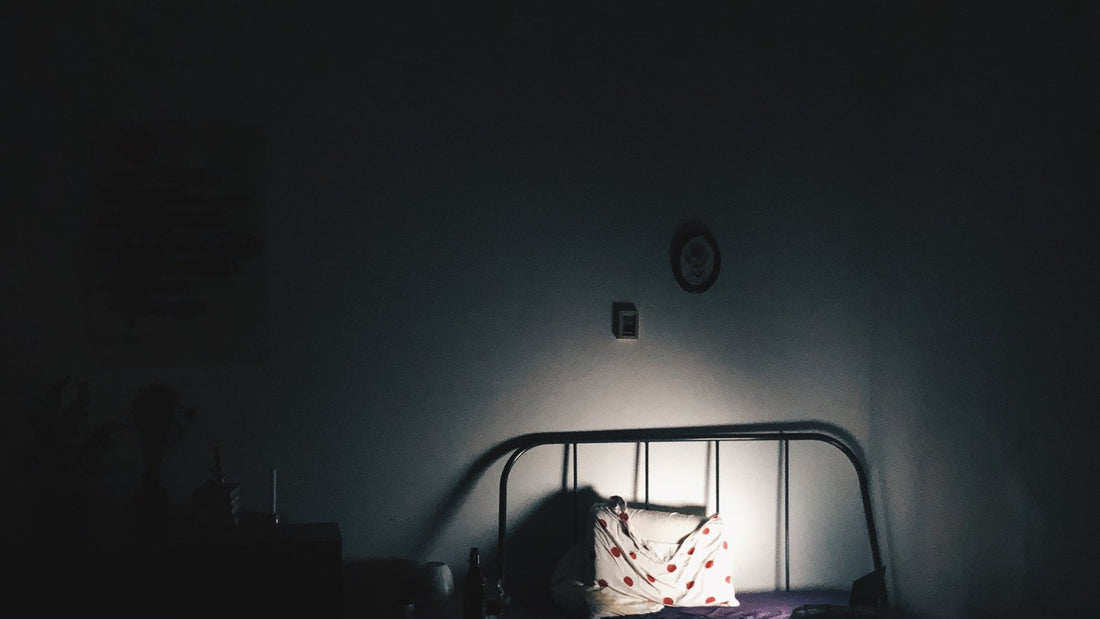 Zacht warm licht in een donkere slaapkamer