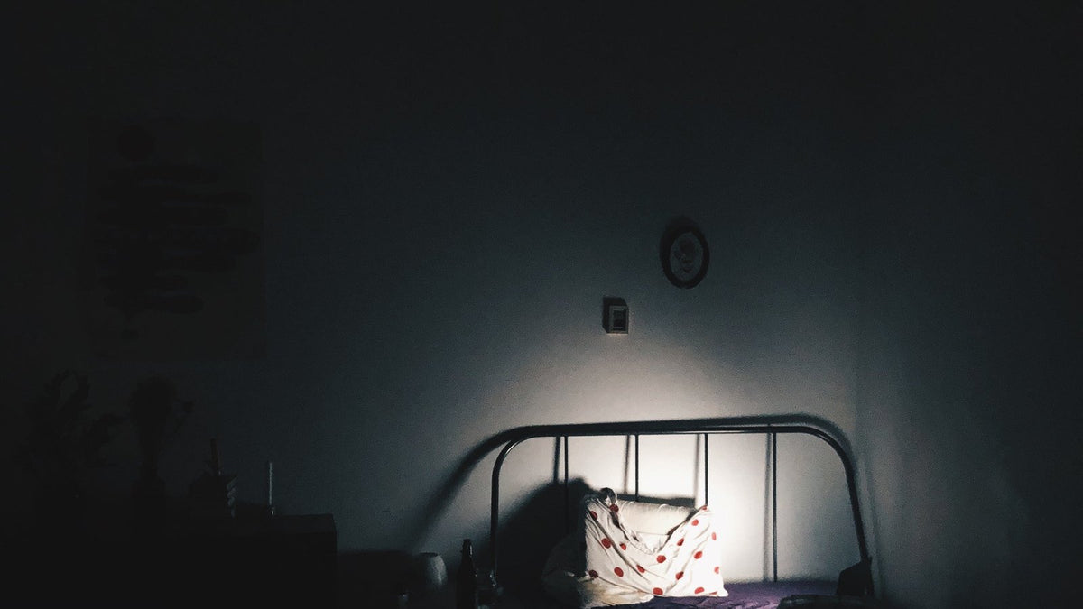 Zacht warm licht in een donkere slaapkamer