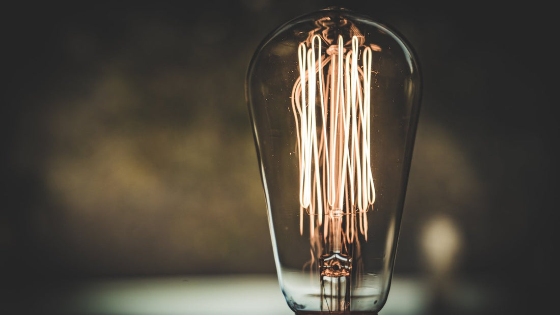 Close-up van een gloeiende lampdraad