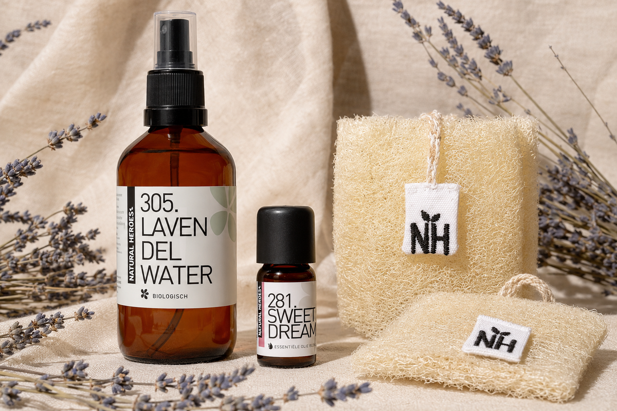 Inhoud van de Avondritueel Startset: biologisch lavendelwater, Sweet Dreams olieblend en twee loofah sponsjes op linnen