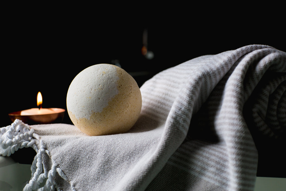 Warm avondritueel met kaars en zachte handdoek