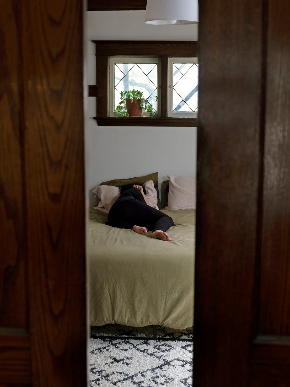 Diep slapend persoon in bed, rustige nachtrust met vrije neusademhaling